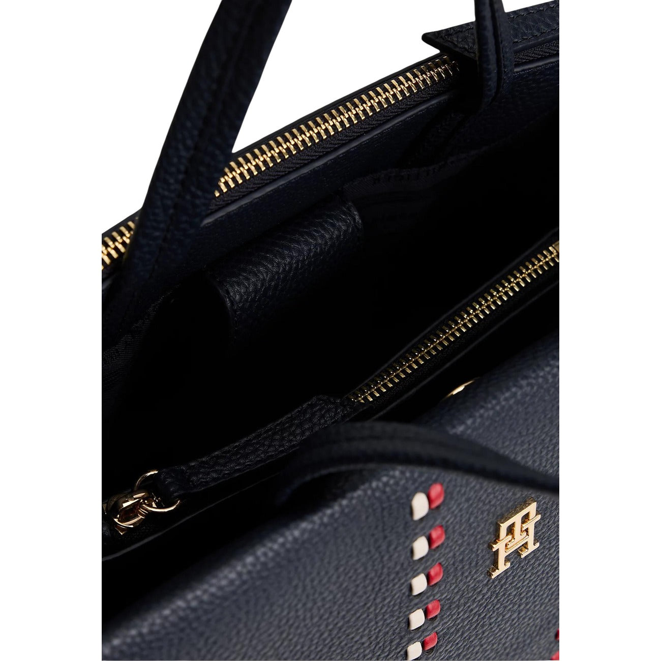 Borsa Satchel Tommy Hilfiger Blu; Dettaglio righe verticali. 100% Poliuretano, chiusura con zip, tracolla regolabile e removibile. Dimensioni 29x23x16 cm. Design iconico "Timeless" per un outfit casual-elegante. Dettaglio cerniera 