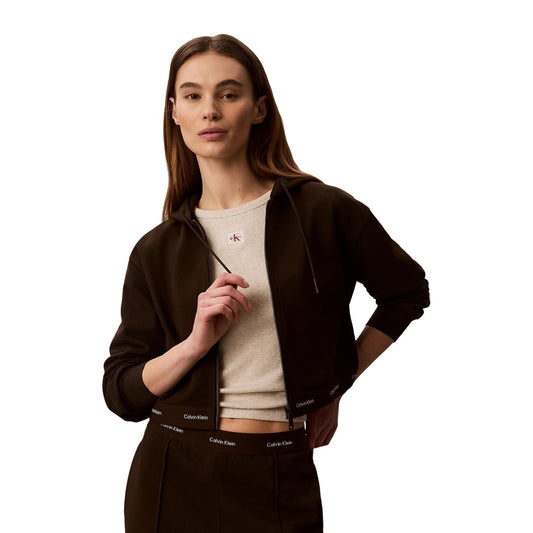Felpa Cropped Donna Marrone Calvin Klein Jeans; Giacca sportiva in cotone con cappuccio, chiusura a zip e polsini elastici. Bordo vita con elastico logato a vista, stile casual-sportivo. Vista frontale 