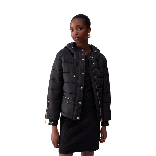 Piumino nero corto donna Liu Jo PADDED JACKET TF6008 TS72A. Giambotto trapuntato nero con bottoni automatici dorati, cappuccio con coulisse e logo Liu Jo sui polsini.