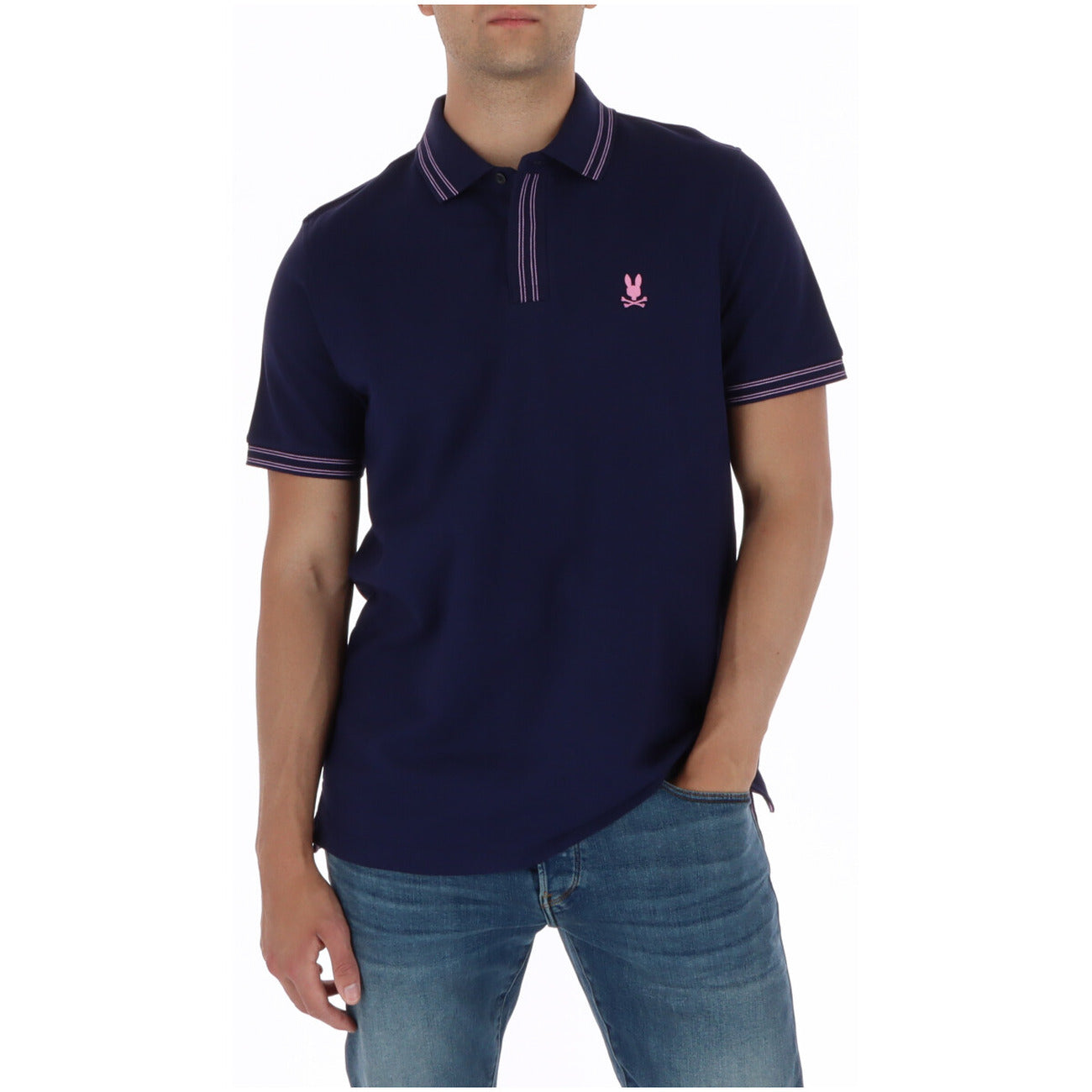 Polo Psycho Bunny blu; 100% Cotone Pima. Logo ricamato, bordature a contrasto, vestibilità classica con orlo a coda di tennis. Tessuto ultra-morbido e traspirante, ideale per la stagione Primavera/Estate. 