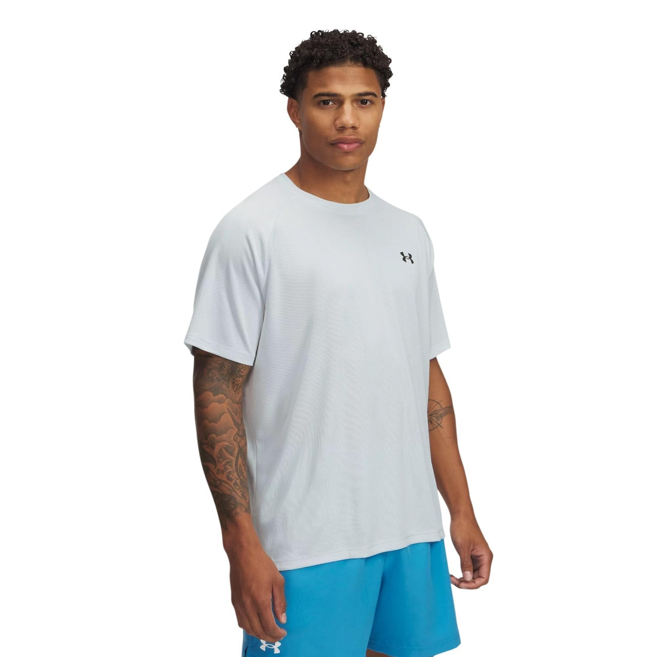 Under Armour Tech™ Textured Tee; 100% poliestere, colore grigio, asciugatura ultra-rapida. La t-shirt tecnica essenziale per lo sport. Vista frontale 