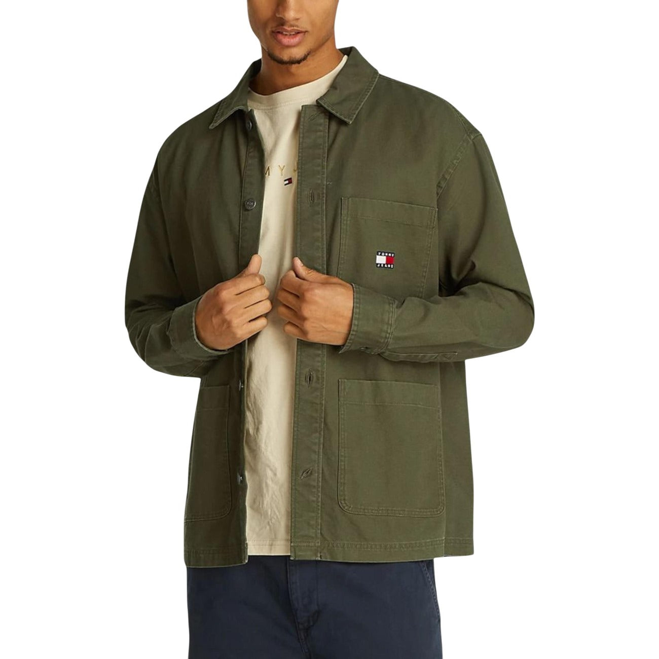 Sopracamicia oversize Tommy Jeans; 100% cotone Oxford, tasche frontali applicate, fit rilassato, branding Tommy Jeans. Colore verde vista aperta