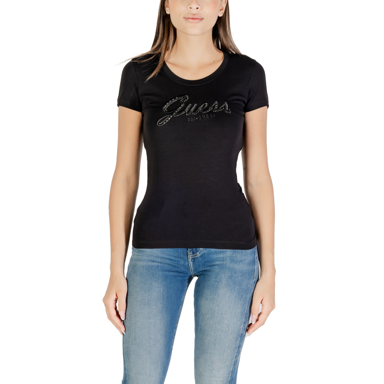 T-shirt Guess EMBRO SCRIPT LOGO donna nera con strass maniche corte scollo tondo - vista frontale indossata da modello