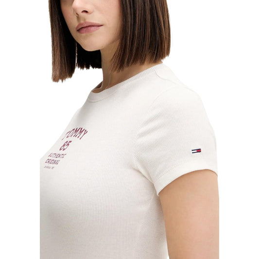 Tommy Hilfiger T-shirt bianca Ribbed Logo; maglia aderente in cotone sostenibile con texture a costine, stampa heritage e dettagli iconici del brand. Un must-have versatile per la stagione estiva. Vista laterale 