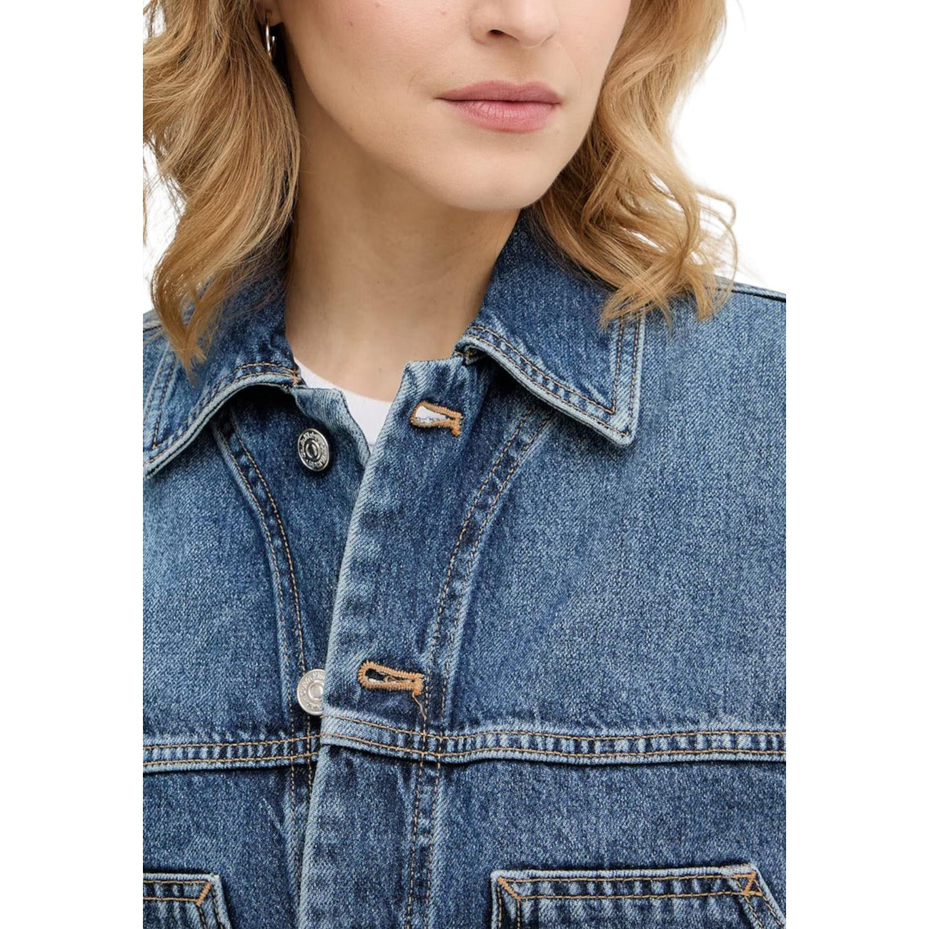 Giacca Cropped Calvin Klein; Blu Denim. 100% Cotone. Taglio corto, tasche frontali, bottoni in metallo, logo "CK" ricamato. Stile casual/urban per tutte le stagioni. Dettaglio 