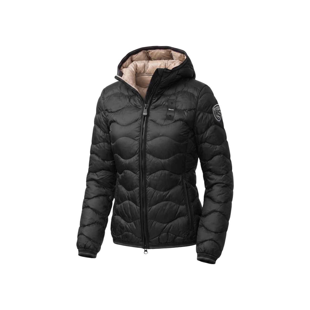 Piumino donna Blauer nero Camelia 26WBLDC03033. Giubbotto corto da donna bianco trapuntato a onde con profili neri a contrasto, cappuccio fisso, chiusura zip e logo Blauer su petto e manica, giacca invernale casual e urbana.