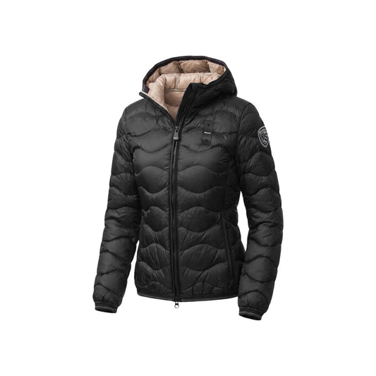Piumino donna Blauer nero Camelia 26WBLDC03033. Giubbotto corto da donna bianco trapuntato a onde con profili neri a contrasto, cappuccio fisso, chiusura zip e logo Blauer su petto e manica, giacca invernale casual e urbana.