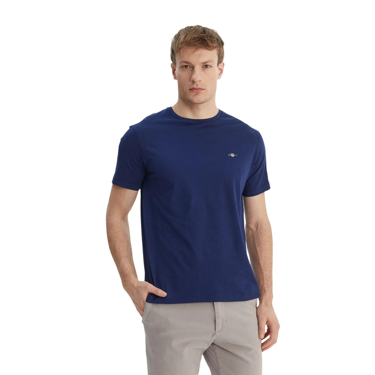 T-shirt uomo GANT; 100% cotone, regular fit, logo Shield ricamato sul petto. Comfort e stile intramontabile. Colore blu. Vista frontale 