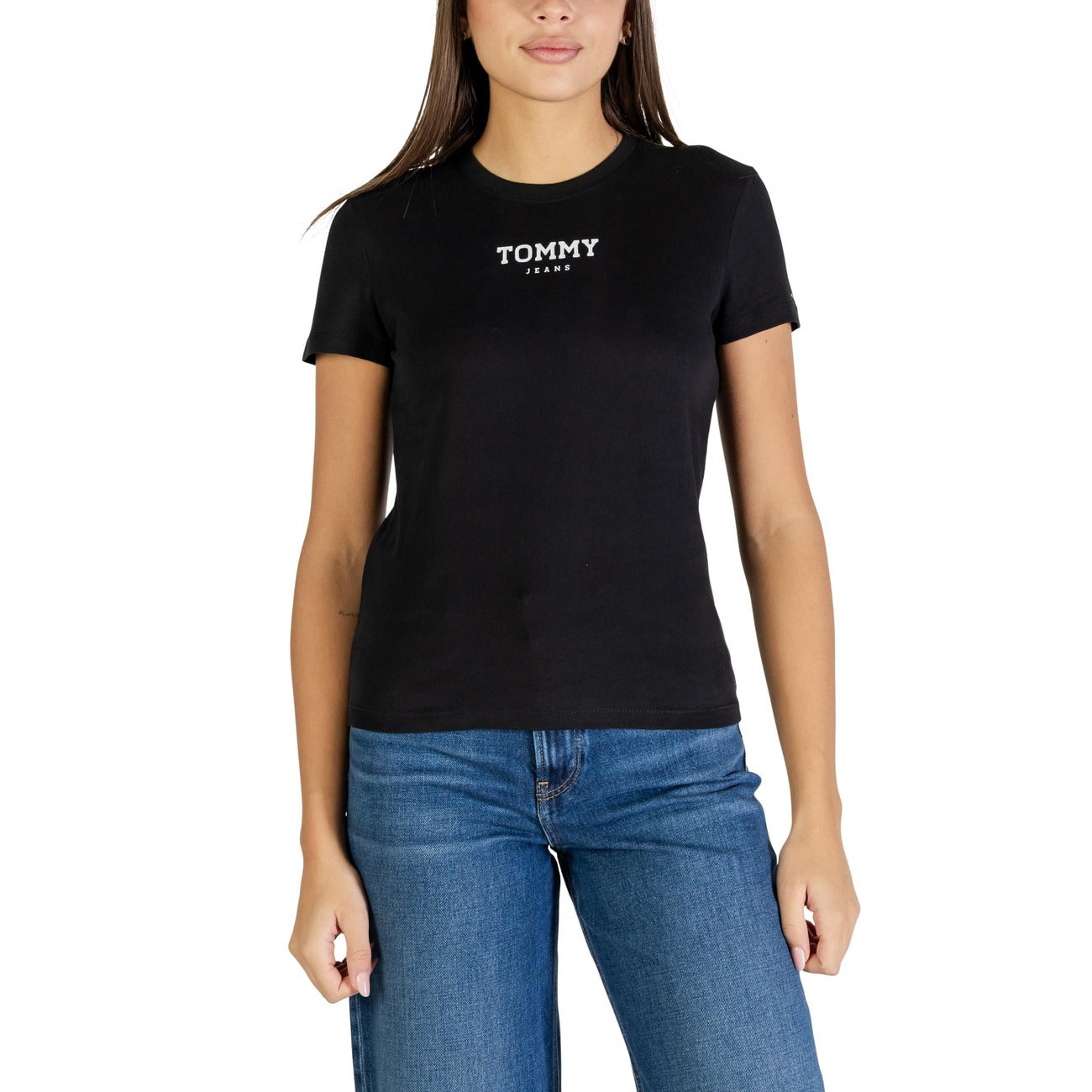 T-shirt donna Tommy Jeans; 100% cotone rigenerato, logo ricamato, maniche corte. Design minimalista e sostenibile. Colore nero. Vista frontale 