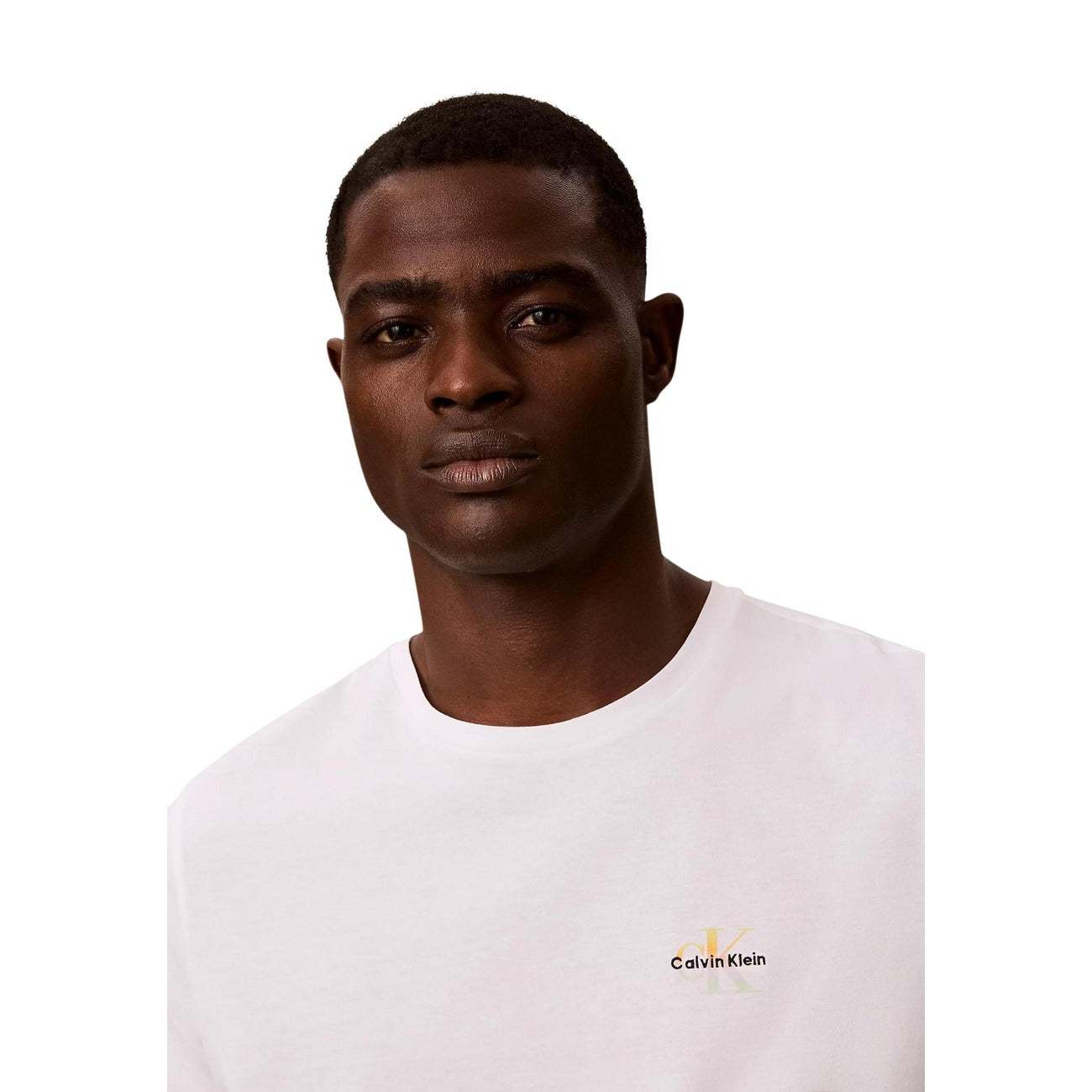 T-shirt CK Pride Bianca; 100% Cotone. Girocollo, maniche corte, vestibilità regular. Logo arcobaleno Pride a contrasto, tessuto jersey traspirante e leggero. Qualità Cotton Classics.