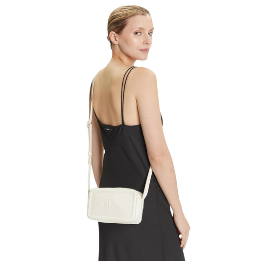 Borsa Camera Bag Calvin Klein; 100% Poliuretano Bianco. Logo CK embossed, chiusura con cerniera, tracolla regolabile. Misure: 20x13x5 cm. Design minimalista "all-white" per ogni stagione. Indossata da modella