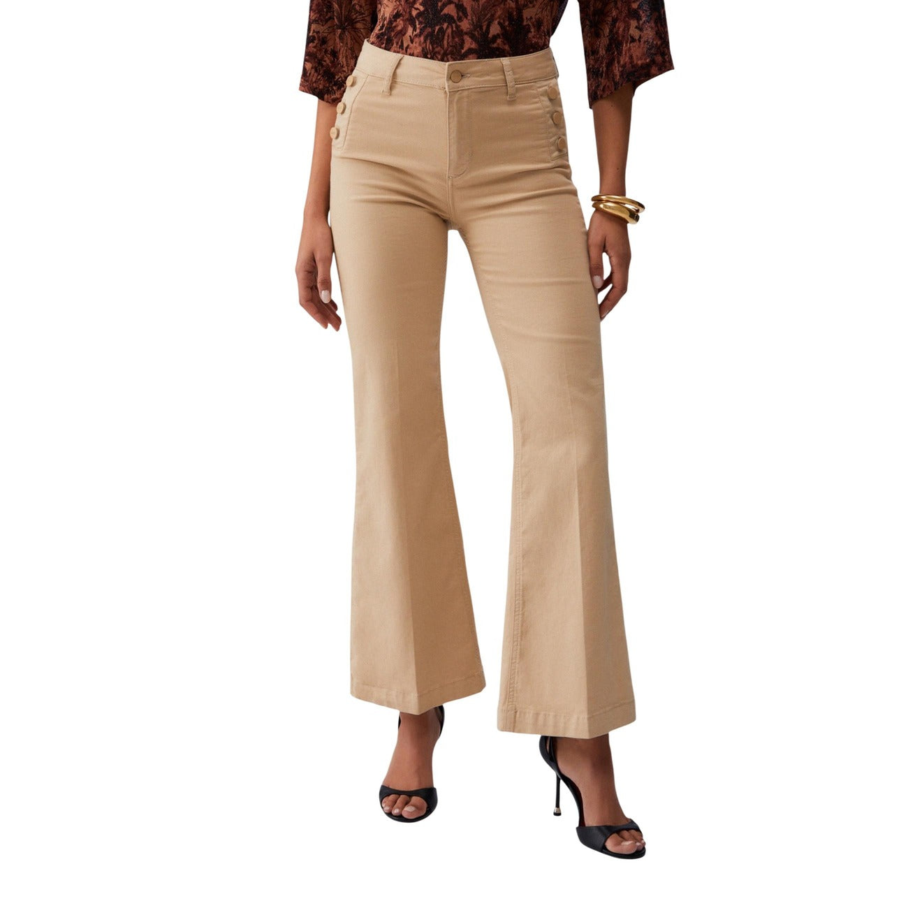 Liu Jo Flare Jewel Jeans; jeans beige a zampa a vita alta con bottoni decorativi. Denim elasticizzato modellante, stile iconico e femminile. Vista frontale 