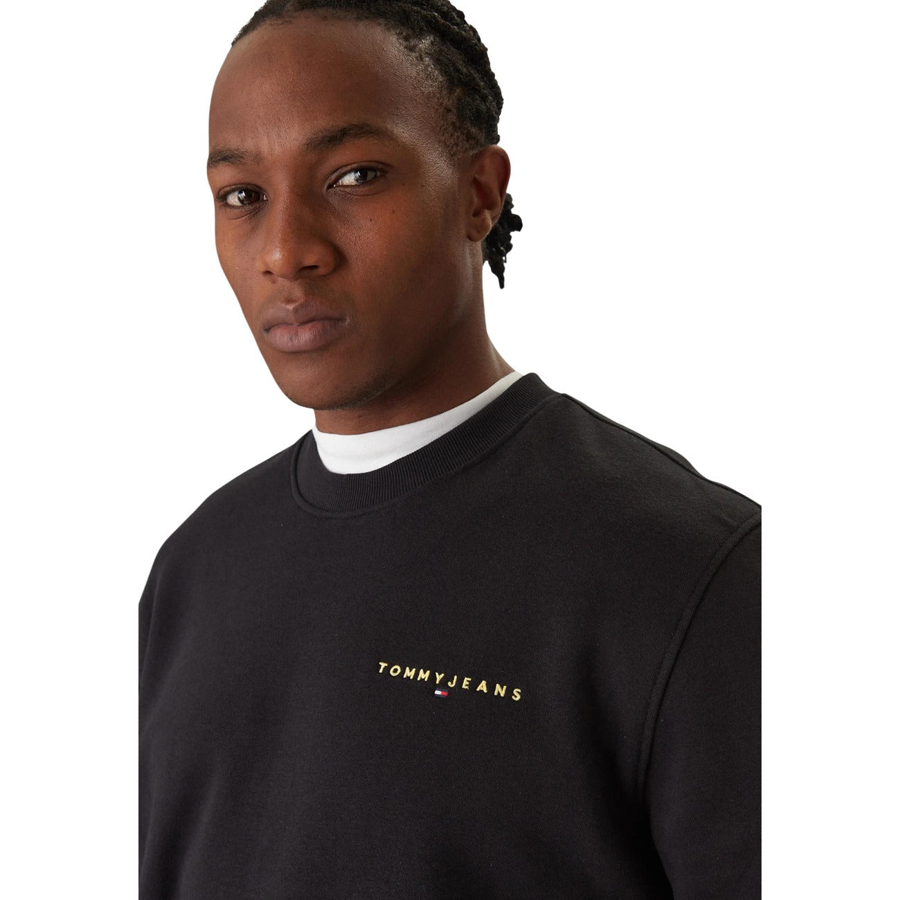 Felpa Tommy Hilfiger Jeans uomo girocollo nera DM0DM20249. Felpa casual in cotone felpato con scollo tondo, finiture elasticizzate a costine e scritte logo Tommy Jeans ricamate sul petto, abbigliamento uomo autunno inverno.