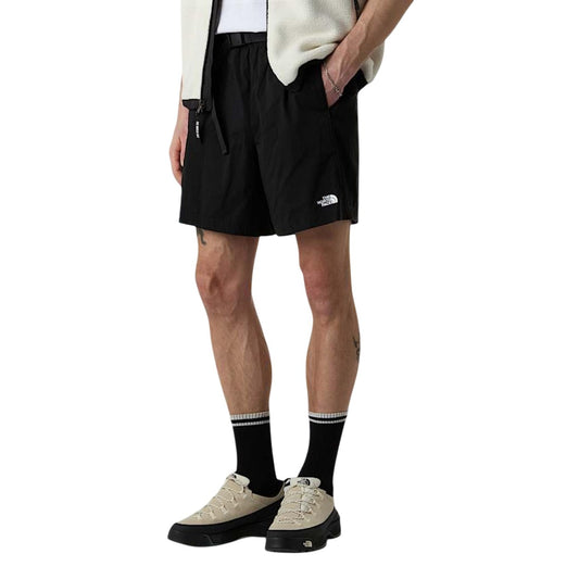 TNF Class V Pathfinder Short; materiale riciclato, idrorepellente, leggermente elasticizzato. Lunghezza 17,8 cm con cintura integrata. Il pantaloncino versatile per natura e città. Vista frontale 