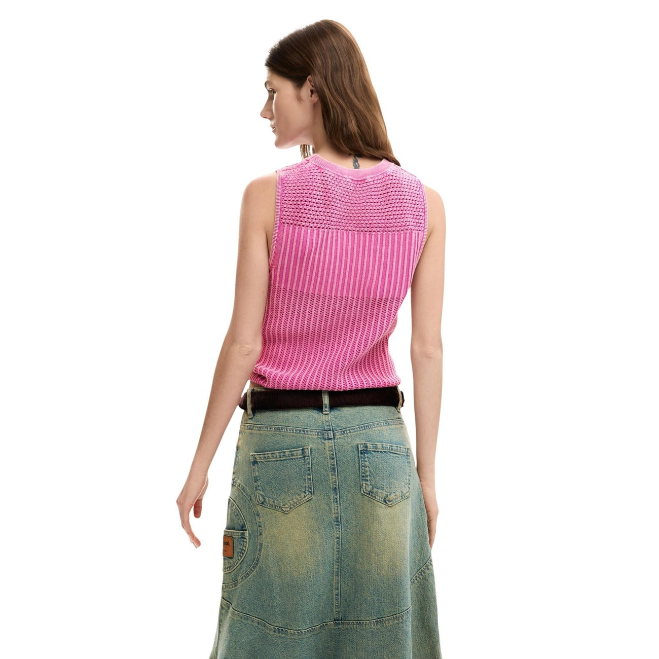  canotta rosa fucsia da donna Desigual TS_ROMA. Realizzata con una composizione di 81% cotone e 19% poliammide. senza maniche e lavorazione a maglia con motivi a coste e dettagli traforati Vista posteriore 