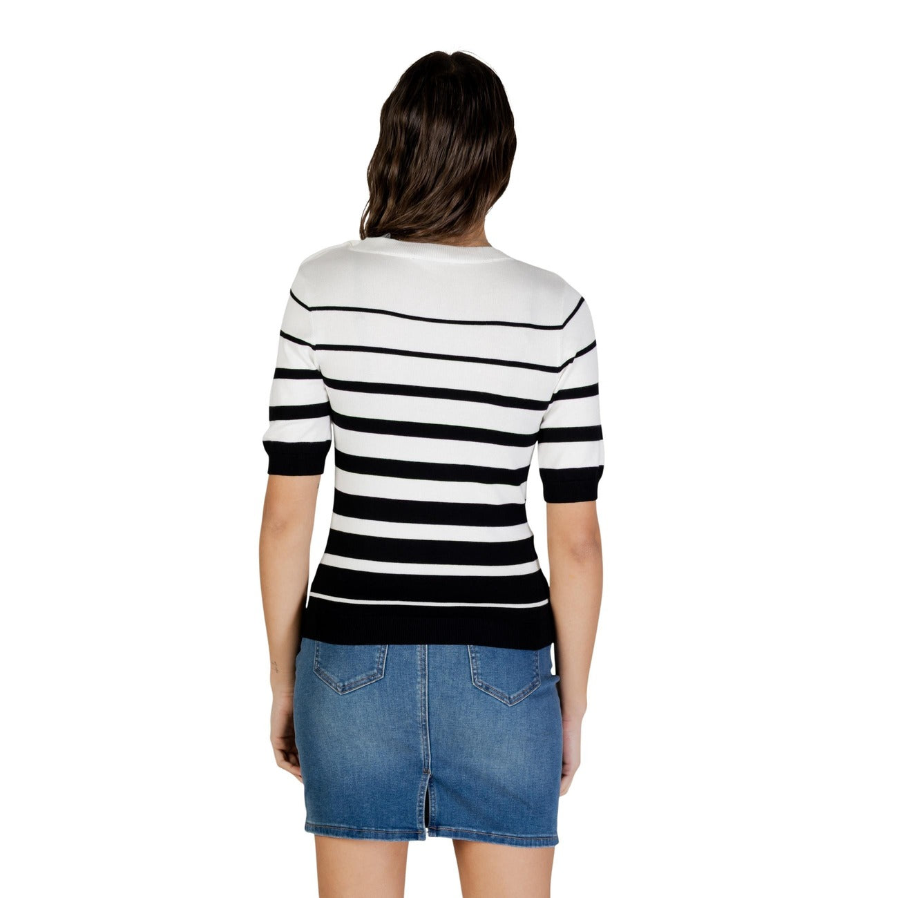 Maglia Morgan De Toi donna bianca nera a righe con bottoni manica corta scollo tondo 70% viscosa 30% poliammide - vista posteriore retro indossata da modello
