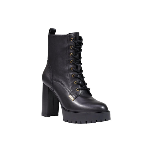 Stivaletti Pinko CLARA 03 neri tacco alto donna SD0581P001. Anfibi eleganti in pelle nera con tacco largo squadrato da 10 cm, fondo con carrarmato, zip laterale per la calzata e logo applicato, scarpe da donna mezza stagione.