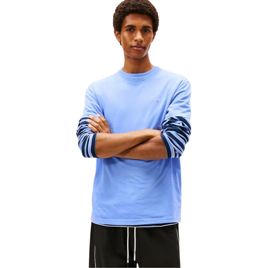 Tommy Hilfiger Brand Love Small Tee; 100% cotone, vestibilità regolare, logo discreto. La t-shirt basic durevole e iconica. Colore azzurro. Vista frontale indossata 