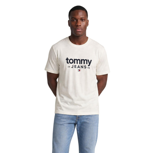 T-shirt Bianca Tommy Jeans; Maxi Logo frontale. 100% Cotone Rigenerato. Regular fit, girocollo, maniche corte. Fresca, iconica ed eco-friendly. Vista frontale 