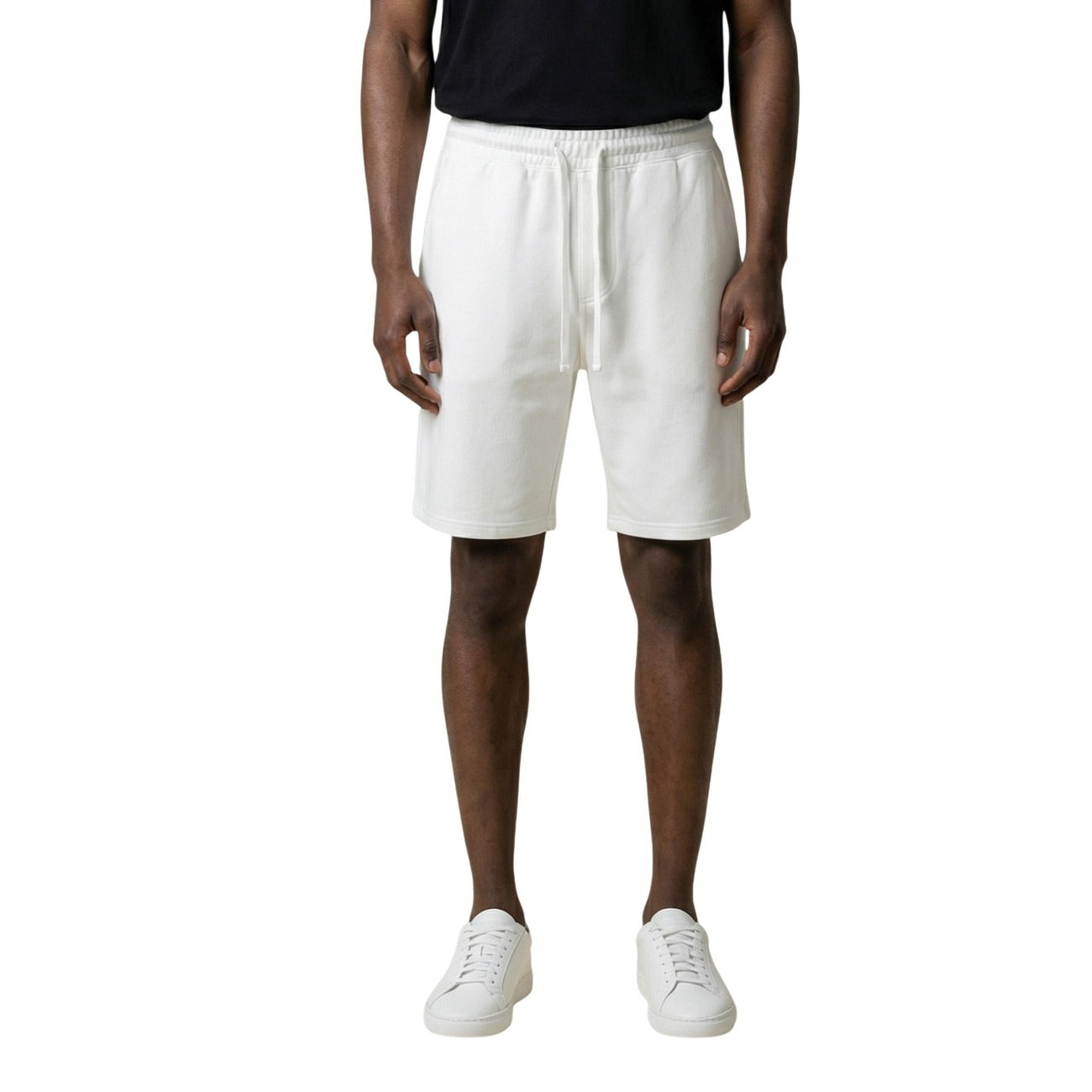 Gianni Lupo White Bermuda; 100% cotone, chiusura con lacci, tasche multiple. Lo short estivo essenziale e confortevole. Colore bianco. Vista frontale 