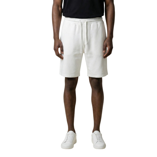 Gianni Lupo White Bermuda; 100% cotone, chiusura con lacci, tasche multiple. Lo short estivo essenziale e confortevole. Colore bianco. Vista frontale 