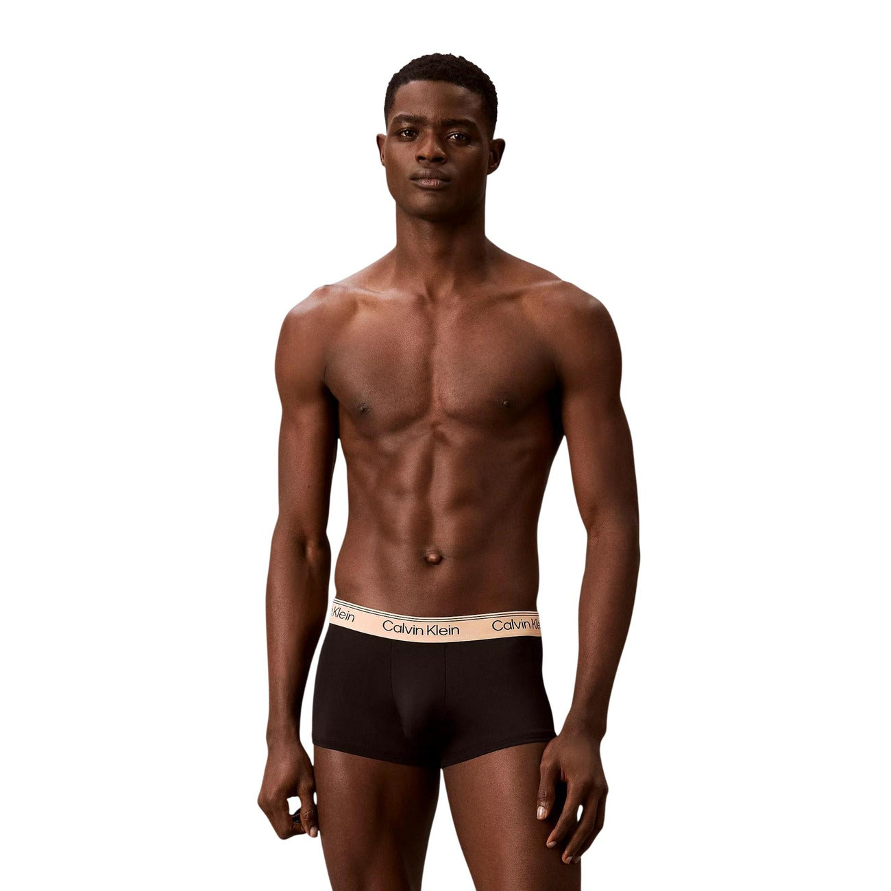 Pack 3 Boxer Low Rise CK; Cotone Stretch. Vita bassa, 95% Cotone, fascia logata a contrasto. Traspiranti, aderenti e progettati per il massimo supporto. Stile versatile per ogni occasione.