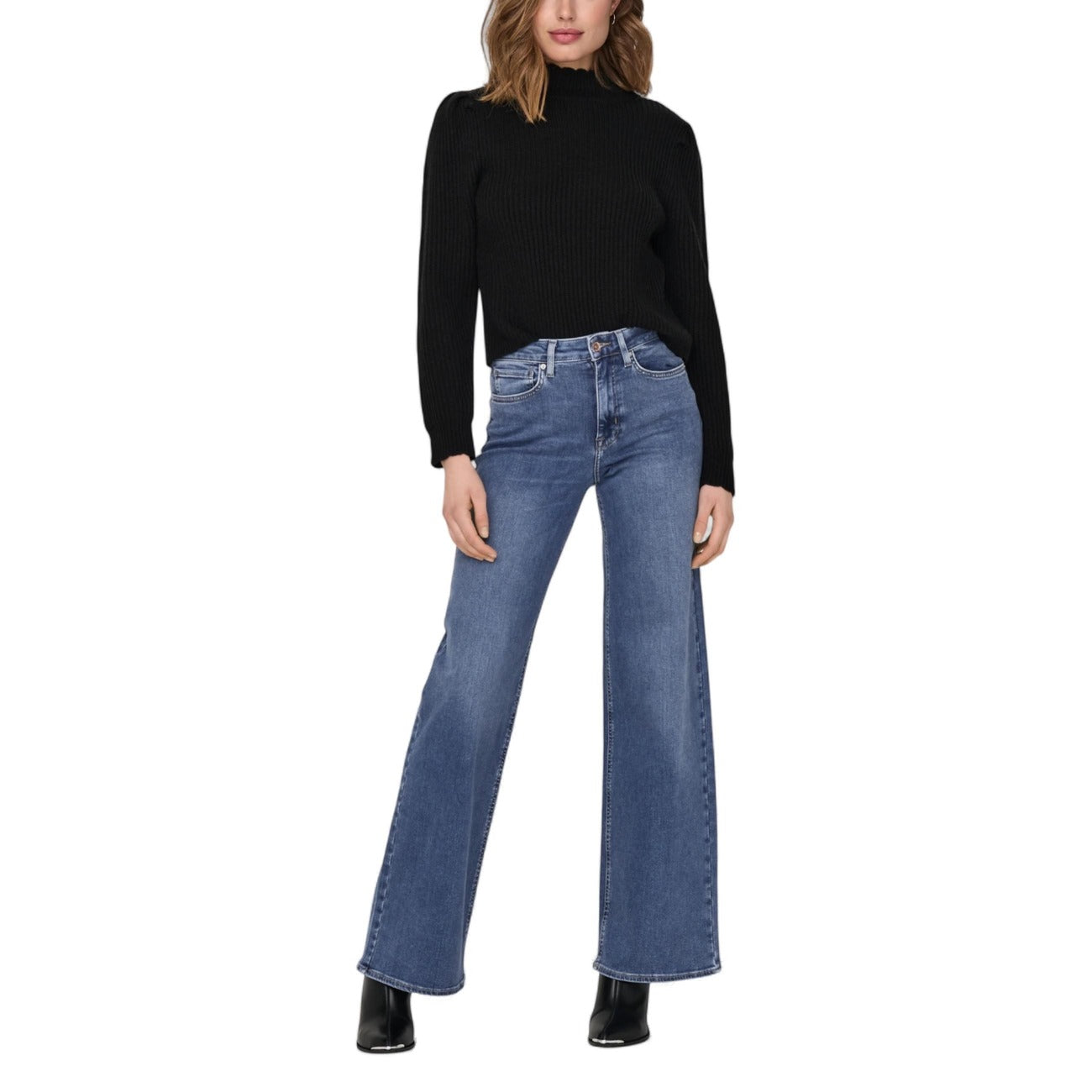 Only Jeans Madison Blush HW Wide; denim svasato a vita alta, vestibilità stretch confortevole e linea a zampa. Il capo must-have per una silhouette slanciata e di tendenza. Vista frontale figura intera 