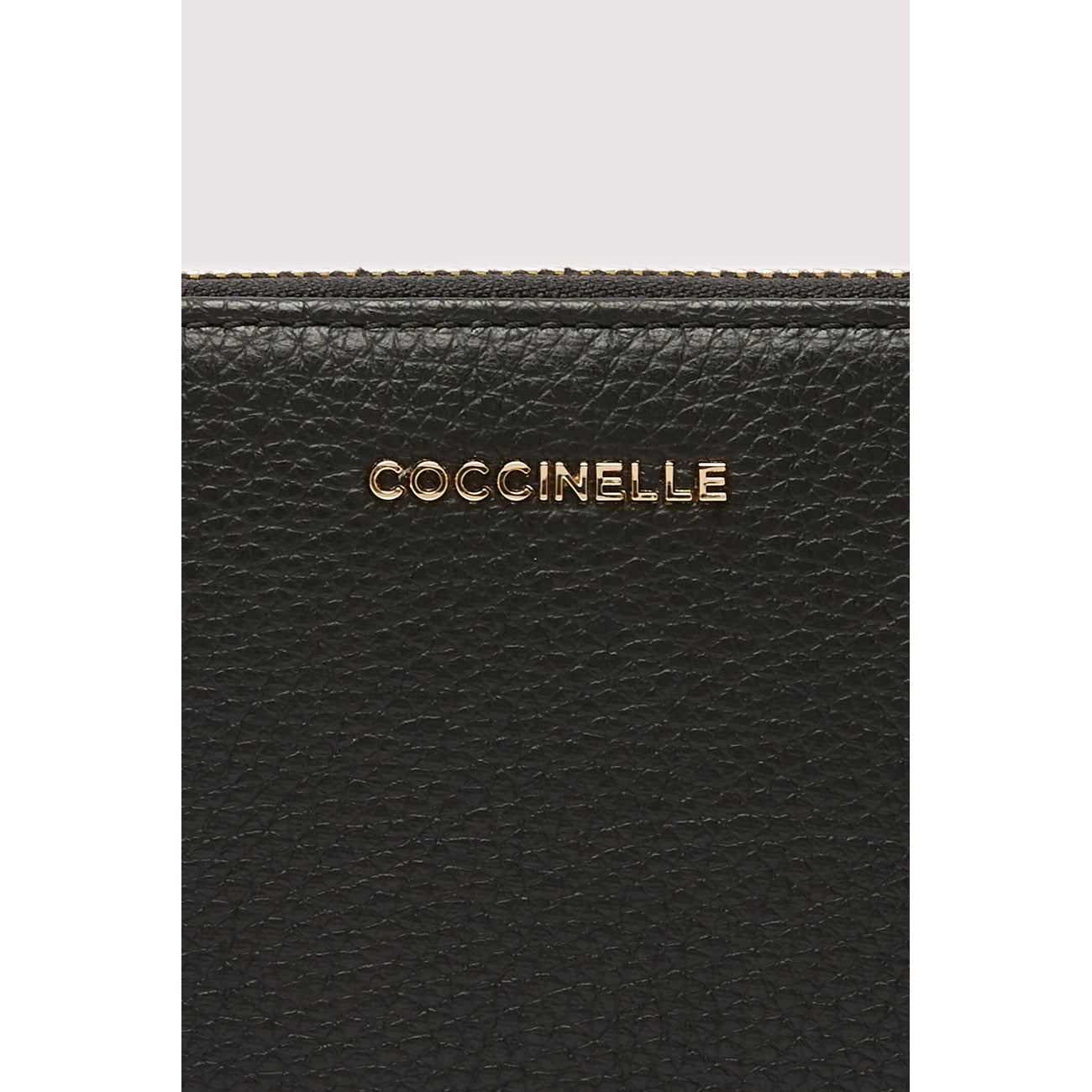 Portafoglio Coccinelle donna nero in pelle - dettaglio frontale primo piano logo
