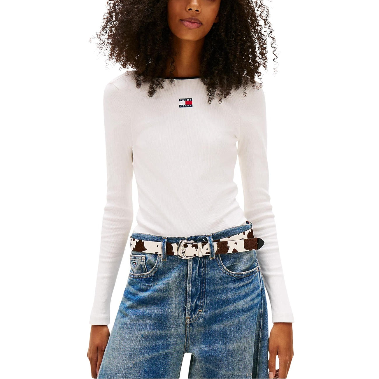 T-shirt manica lunga scollata sul retro Tommy Jeans; cotone stretch a coste, slim fit, distintivo logato. Finitura a contrasto, stile contemporaneo e femminile. Colore bianco vista frontale 