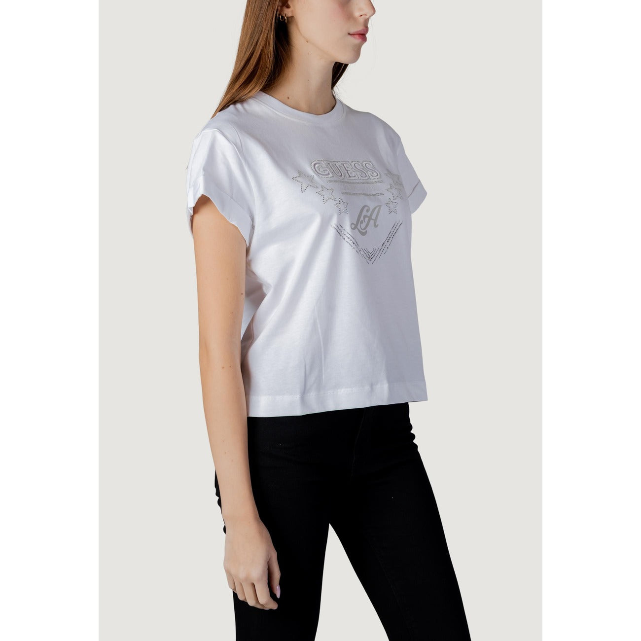 T-shirt Guess Bianca Stars & California; 100% Cotone. Stampa frontale con logo e stelle, maniche corte, vestibilità regular. Capo leggero e traspirante per la stagione Primavera/Estate.