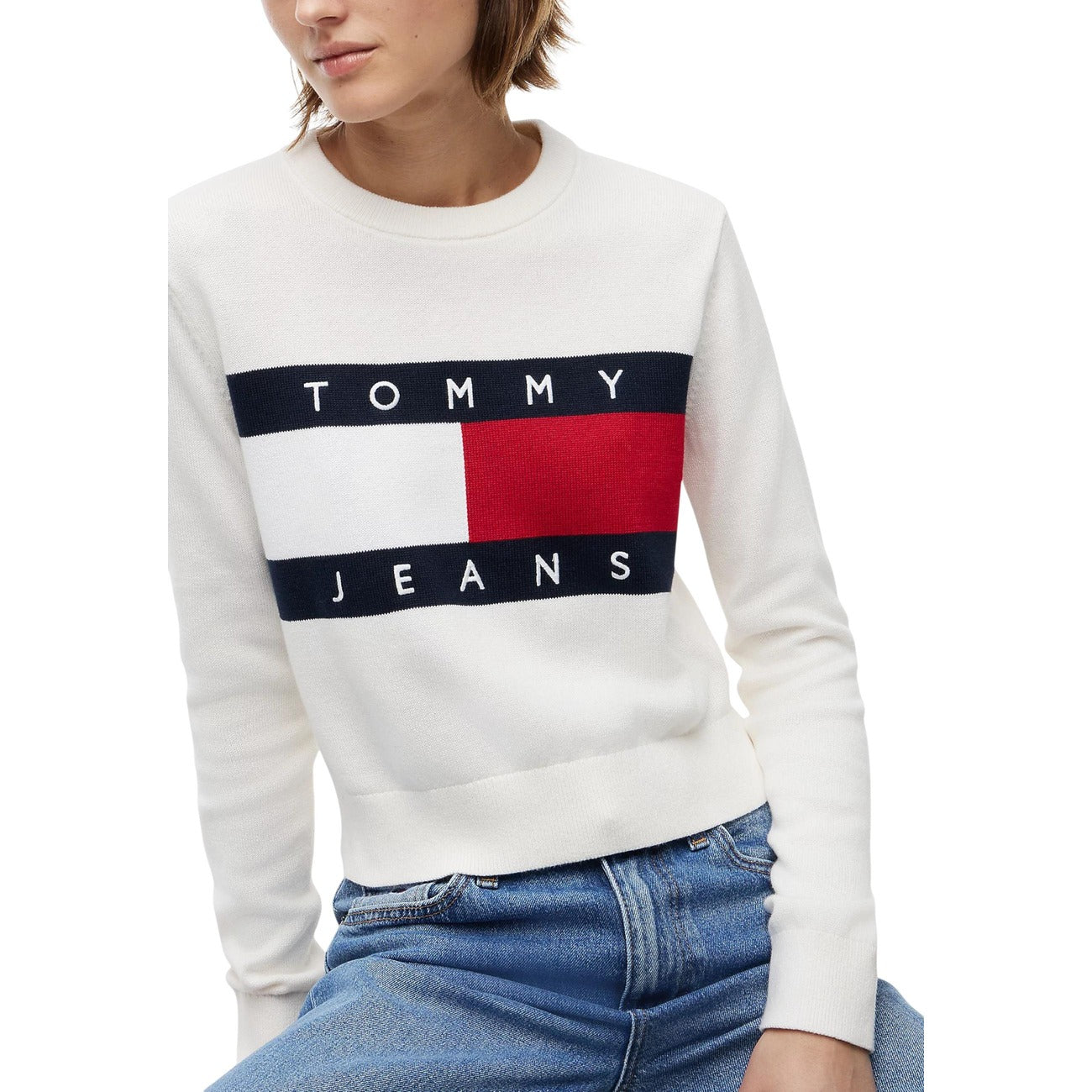 Felpa Donna Bianca Tommy Hilfiger Jeans; Maglia girocollo in cotone biologico con maxi logo a bandiera a intarsio sul davanti. Taglio regolare, maniche lunghe e bordi a coste. Stile casual iconico. Frontale 