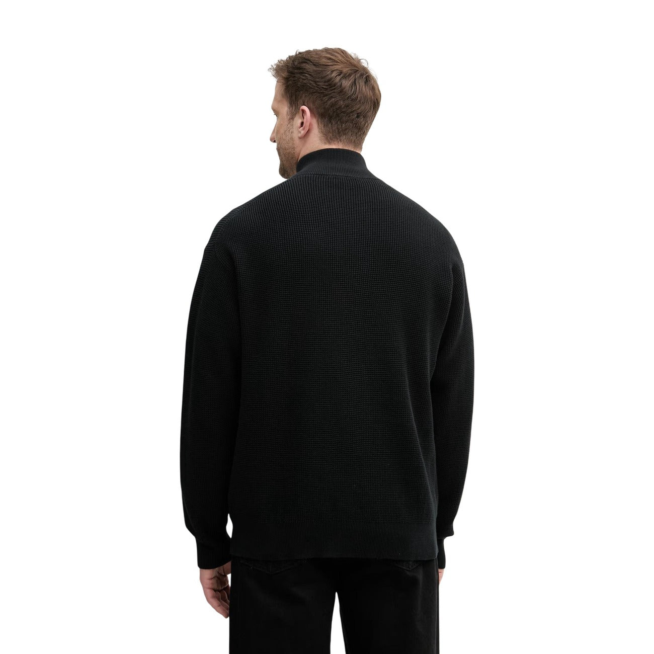 Maglione Nero con Zip Calvin Klein Jeans; 100% Cotone Pettinato. Lavorazione a nido d'ape, stemma monogramma, vestibilità comoda. Caldo, traspirante e versatile. Vista posteriore 
