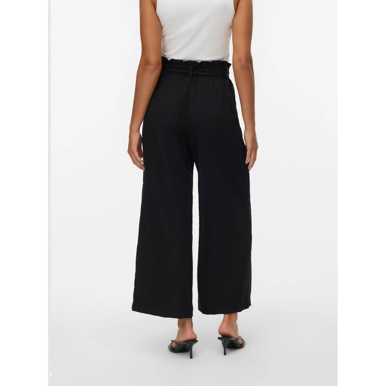 Pantaloni Donna Fantasia Nero Vero Moda Culotte; Taglio wide leg a gamba larga con lunghezza al polpaccio in misto viscosa fluida. Vita alta con cordino regolabile e tasche anteriori, stile casual primavera-estate. Vista Posteriore 
