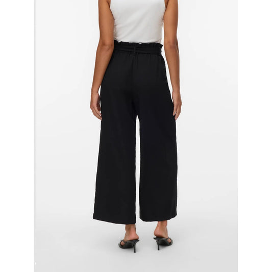 Pantaloni Donna Fantasia Nero Vero Moda Culotte; Taglio wide leg a gamba larga con lunghezza al polpaccio in misto viscosa fluida. Vita alta con cordino regolabile e tasche anteriori, stile casual primavera-estate. Vista Posteriore 