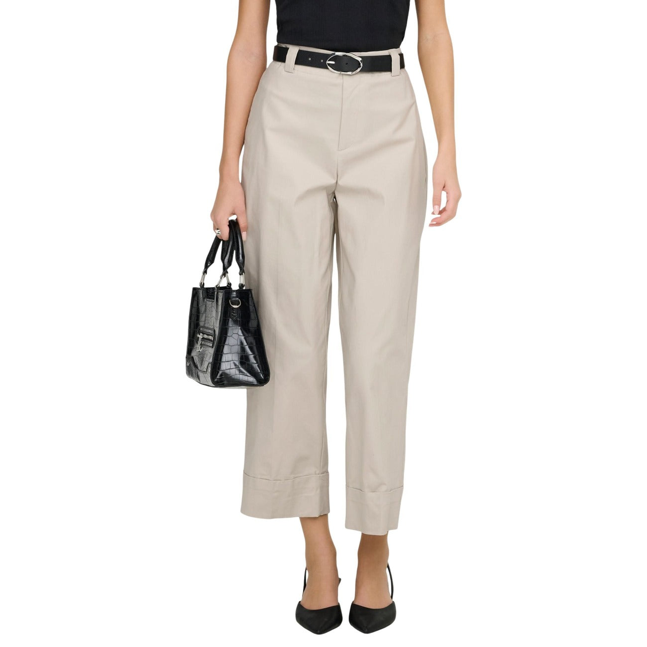 Pantaloni chino cropped beige chiaro Only Onlrosalie, 98% cotone e 2% elastan, vita alta con cintura e linea dritta; stile versatile per outfit casual-chic e professionali. Vista frontale 