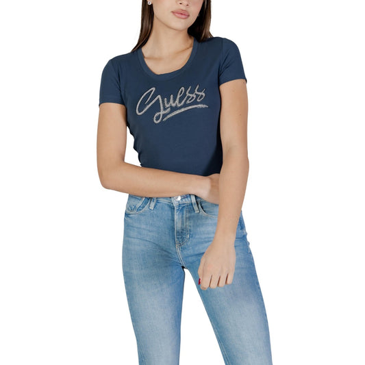 T-shirt blu a maniche corte da donna Guess SS CN GUESS SCRIPT TEE W6RI24 J1314 Realizzata in morbido jersey di cotone elasticizzato (95% cotone, 5% elastam/lycra), offre una vestibilità aderente e confortevole, ideale per valorizzare la silhouette. Il logo Guess, impreziosito da dettagli luminosi sul petto