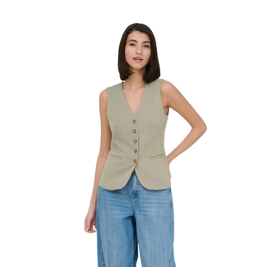 Gilet Jacqueline de Yong Jdyriver; scollo a V, chiusura a bottoni effetto tartarugato, tasche a filetto. Il gilet sartoriale passe-partout per la tua primavera/estate. Vista frontale indossato