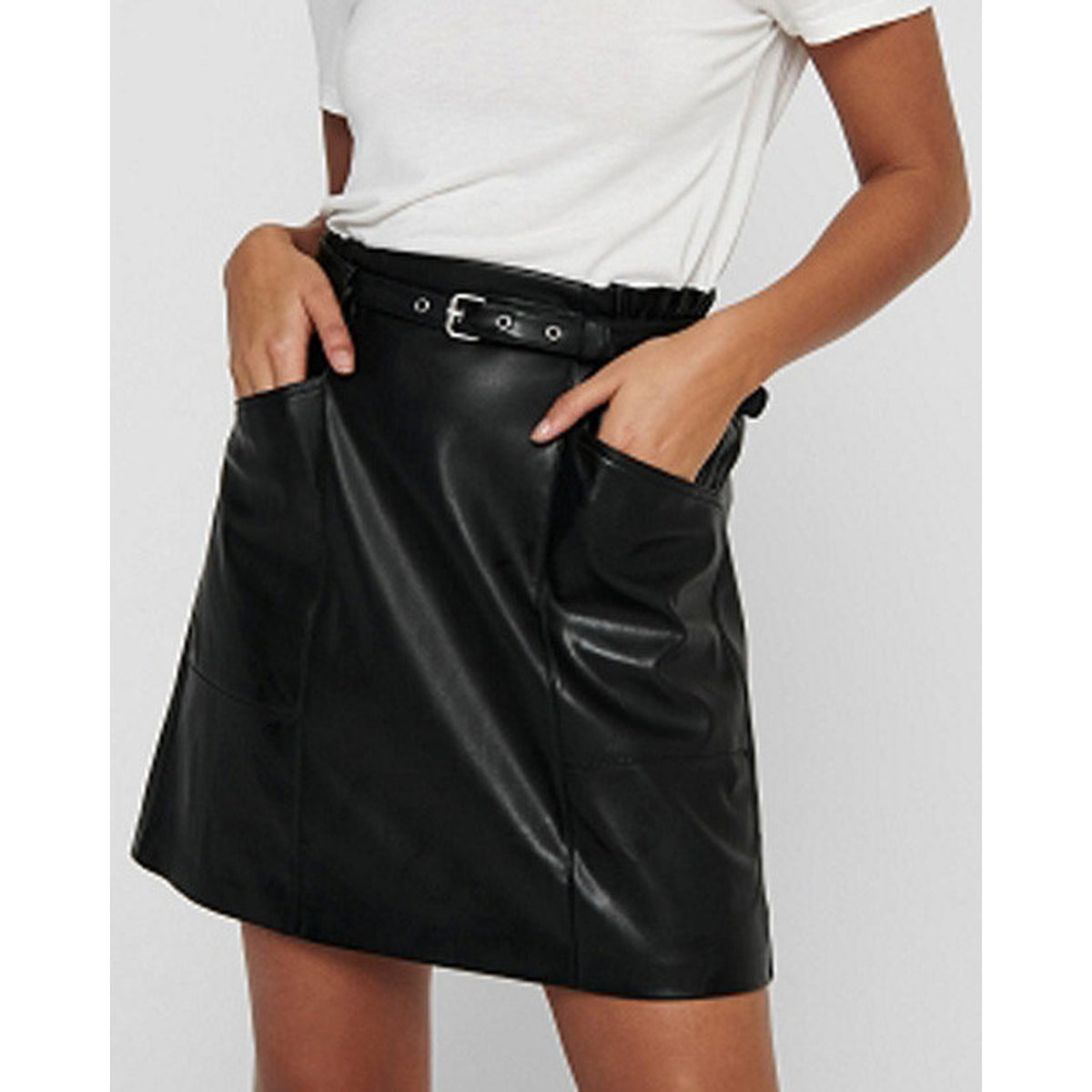Minigonna finta pelle nera donna Only 15229099. Gonna corta in ecopelle con cintura e tasche autunno inverno.