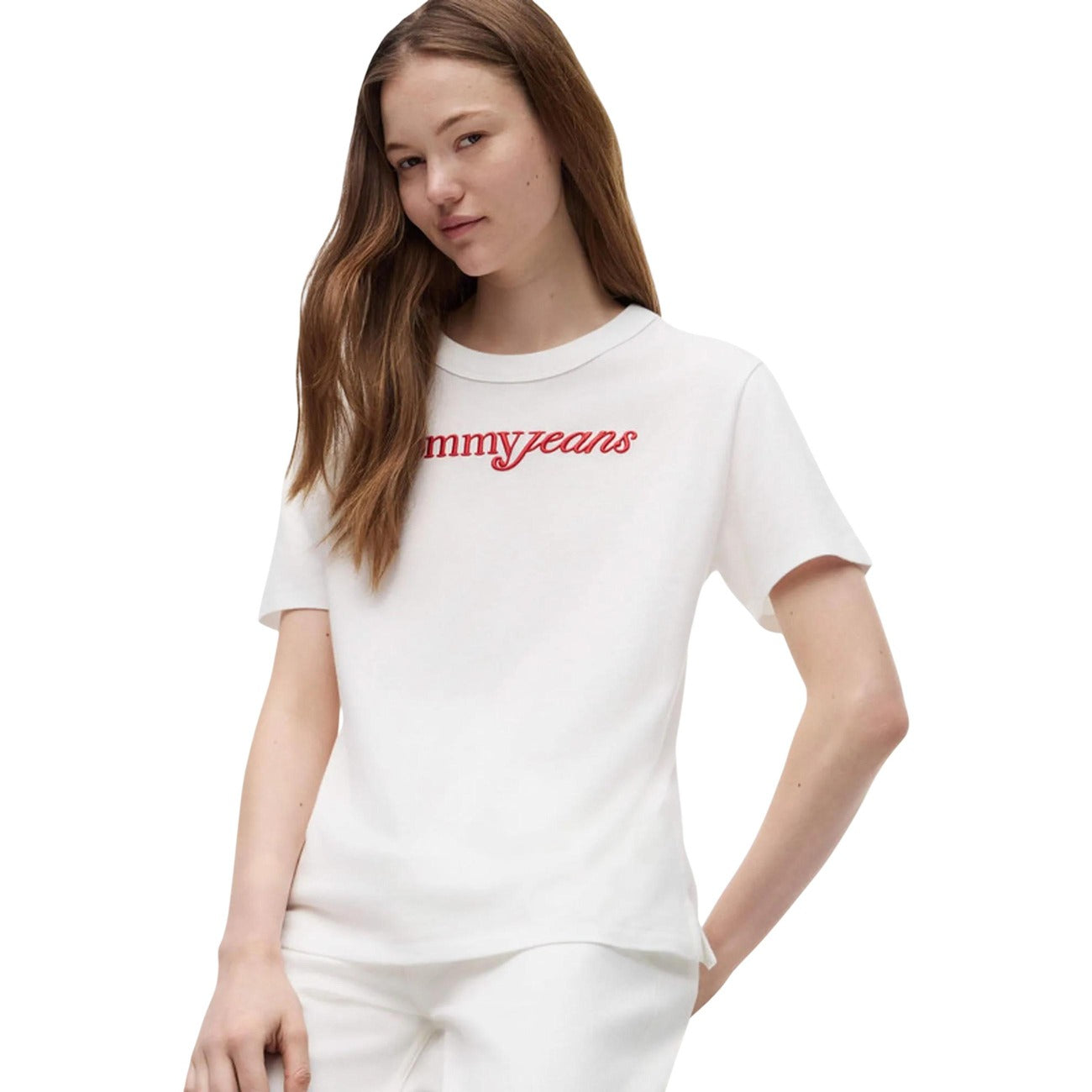 T-shirt Tommy Jeans donna bianca modello DW0DW22812. Maglietta a maniche corte casual in cotone biologico e sostenibile con logo ricamato a rilievo sul davanti e scollo tondo, stile streetwear urban minimale per la primavera estate.