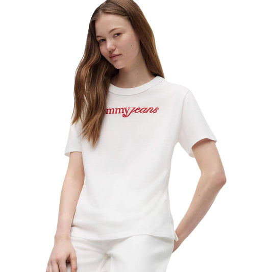 T-shirt Tommy Jeans donna bianca modello DW0DW22812. Maglietta a maniche corte casual in cotone biologico e sostenibile con logo ricamato a rilievo sul davanti e scollo tondo, stile streetwear urban minimale per la primavera estate.