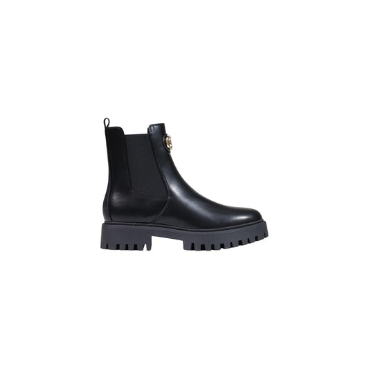 Anfibi Guess donna neri FLTFID ELE10 Fida. Stivaletti casual con elastico in ecopelle, suola scanalata alta 4 cm stile carrarmato, placchetta logo dorata o metallica laterale, scarpe mezza stagione.