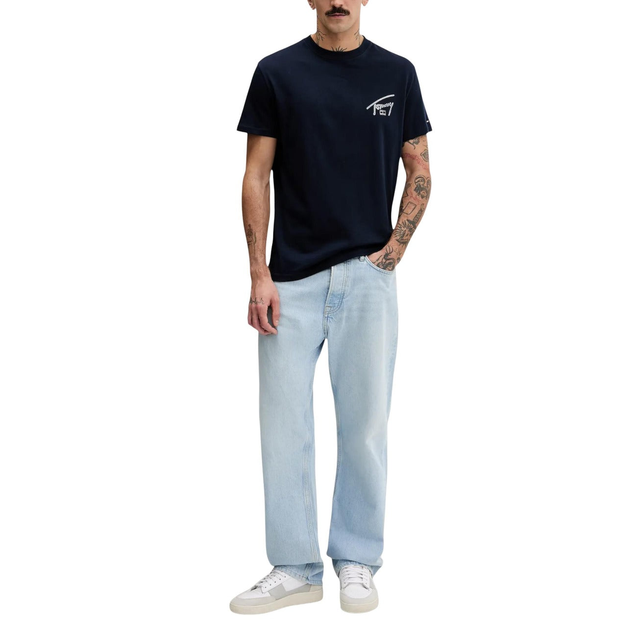T-shirt Tommy Jeans Graffiti; 100% Cotone. Logo firma oversize sul retro, branding sul petto, vestibilità regular. T-shirt uomo fresca e traspirante dal design urban-art. Colore blu scuro vista Frontale figura intera 