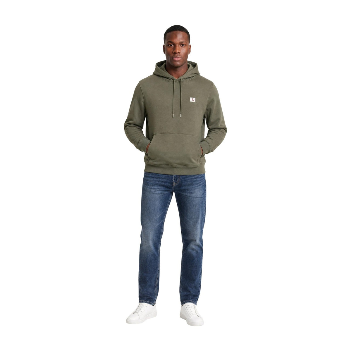 Felpa Calvin Klein Jeans uomo verde oliva con cappuccio LV04RG269G. Felpa in spugna di cotone con finitura mano pesca, tasca a marsupio frontale, coulisse e stemma monogramma Calvin Klein sul petto, abbigliamento casual uomo autunno inverno.