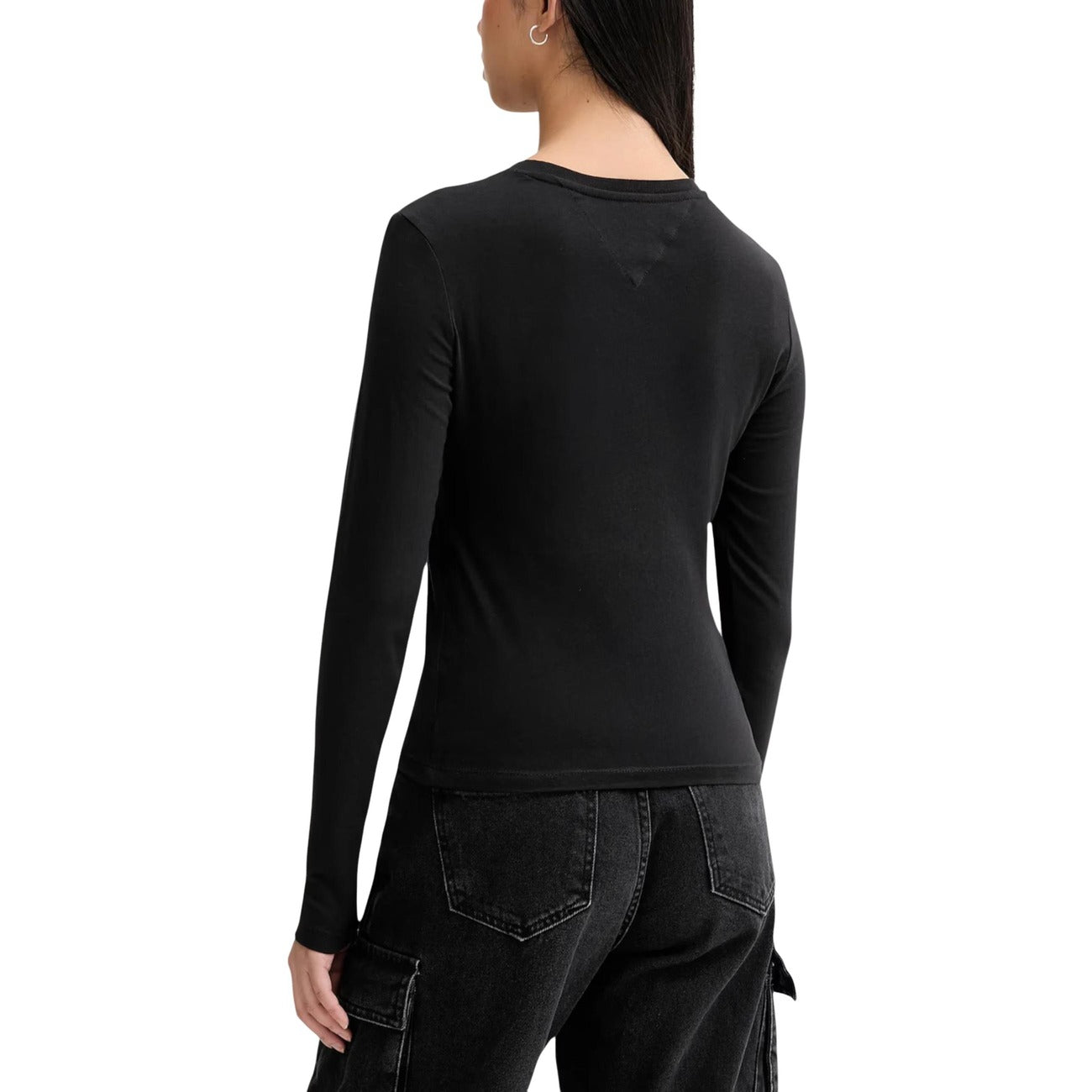 Maglia manica lunga Tommy Jeans; 100% cotone jersey, slim fit, maniche extra lunghe. Dettaglio ricamo, colore nero, lunghezza normale. Vista posteriore 
