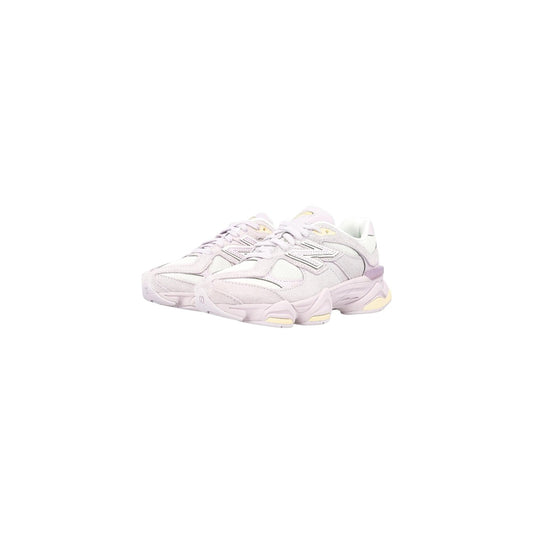 Sneakers da donna New Balance viola con tomaia in pelle scamosciata suede e tessuto tecnico traspirante. Scarpe sportive streetwear con silhouette chunky e suola flatform. Frontale laterale 
