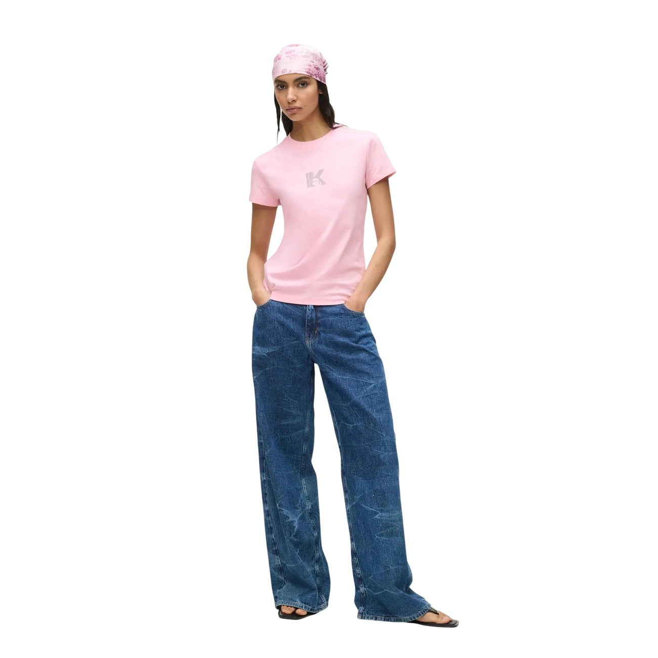 T-shirt Karl Lagerfeld Jeans Rosa; 100% Cotone. Vestibilità slim fit, maniche corte, girocollo. Logo "K" stampato, stile casual-chic ideale per tutte le stagioni. Figura intera 