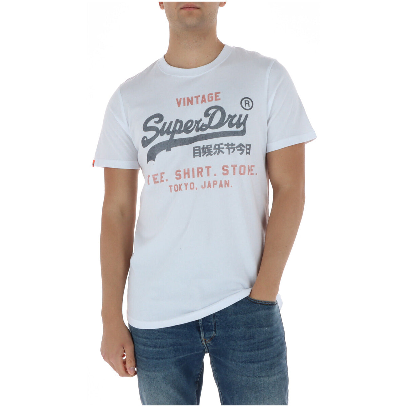 Superdry T-shirt Stampata M1012212A; 100% cotone, colore bianco, scollo tondo. T-shirt robusta e di alta qualità dal look iconico. Vista frontale 