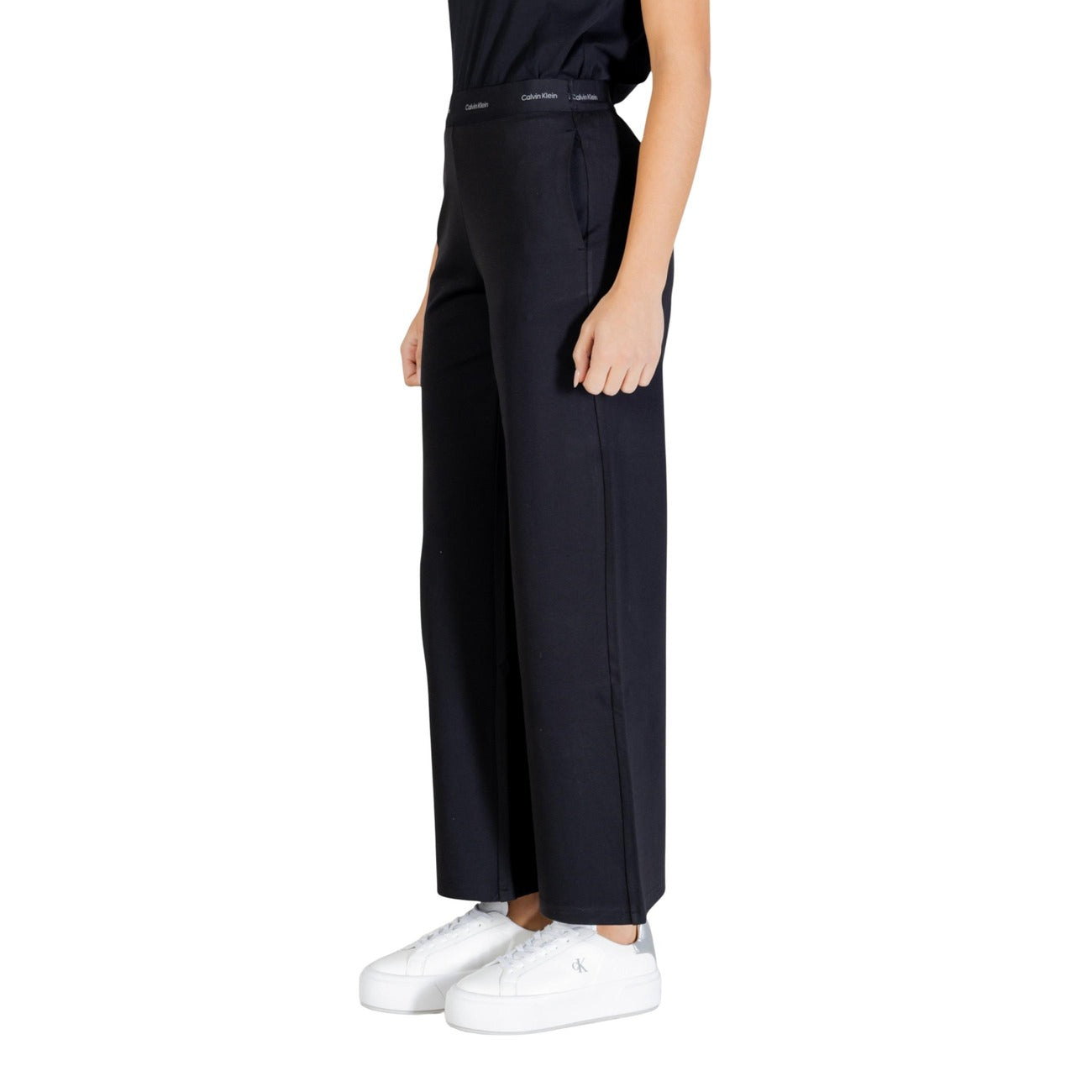 Calvin Klein Jeans Donna LV044E622G; pantaloni ampi neri, vita elasticizzata logata, tessuto comfort stretch. Eleganza sportiva quotidiana. Vista laterale 