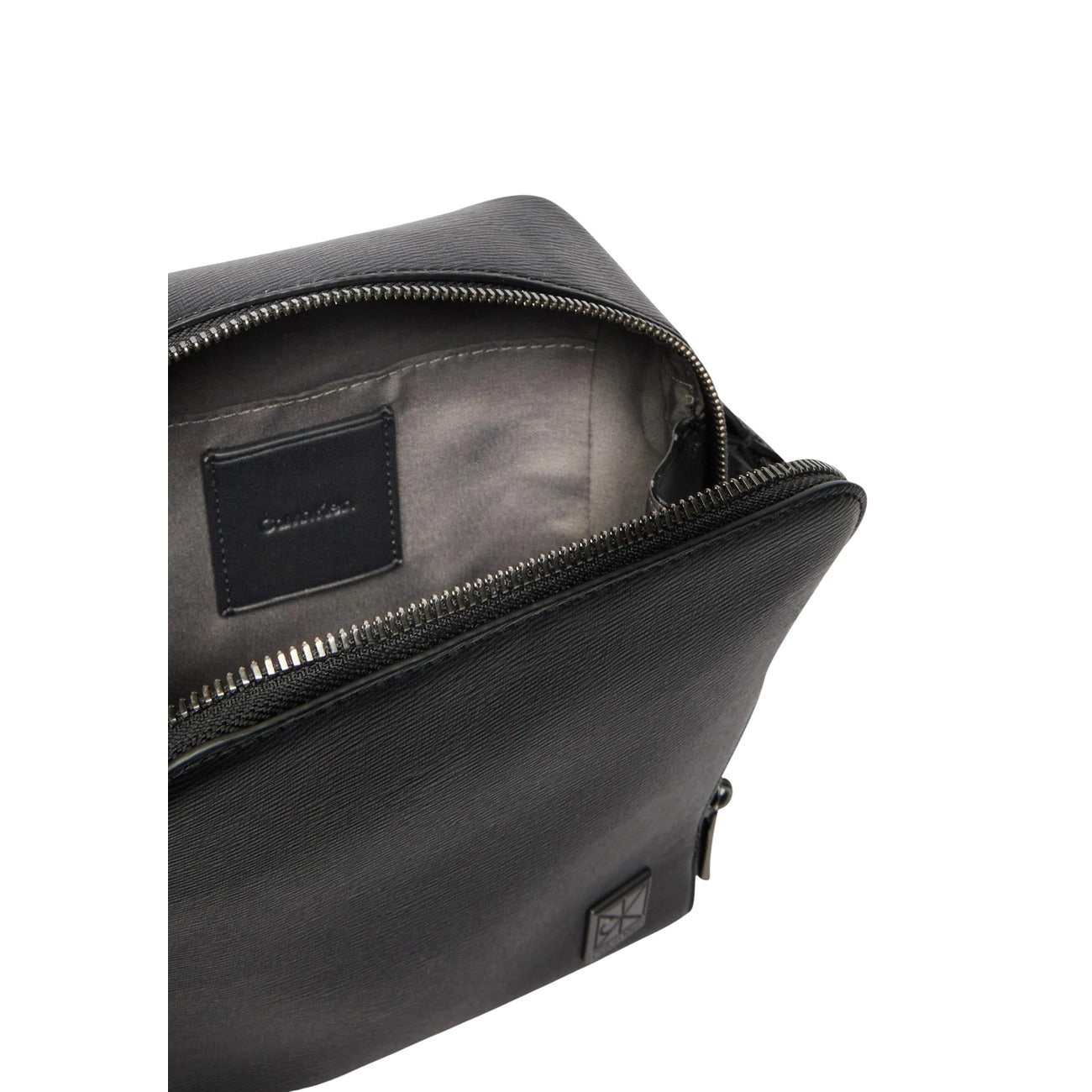 Borsa Reporter Calvin Klein; ecopelle nera, zip integrale, spallacci regolabili, emblem logo. Dimensioni medie (20x16 cm). 
