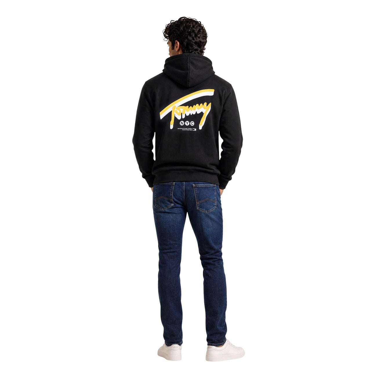 Felpa Tommy Hilfiger Jeans uomo nera DM0DM23583 graffiti NYC. Felpa in cotone con cappuccio, tasca a marsupio frontale e grafica logo Tommy street art stampata sul petto e sul retro, abbigliamento casual uomo.